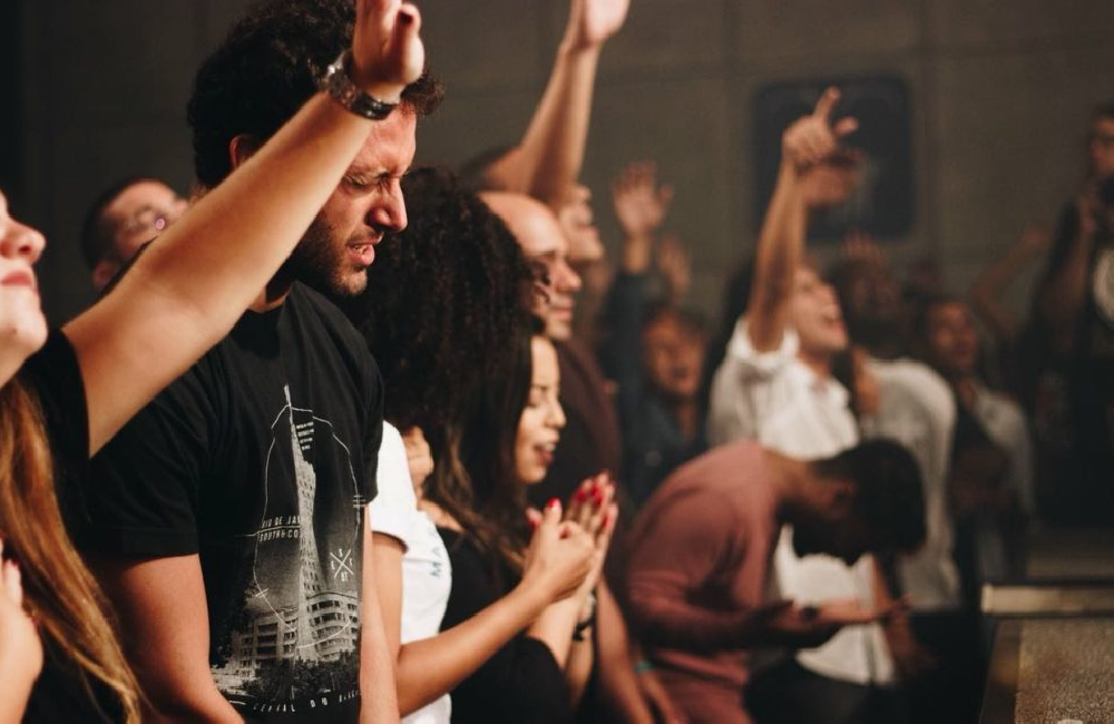 Jovens estão se voltando para Deus na Grã-Bretanha, revela nova pesquisa